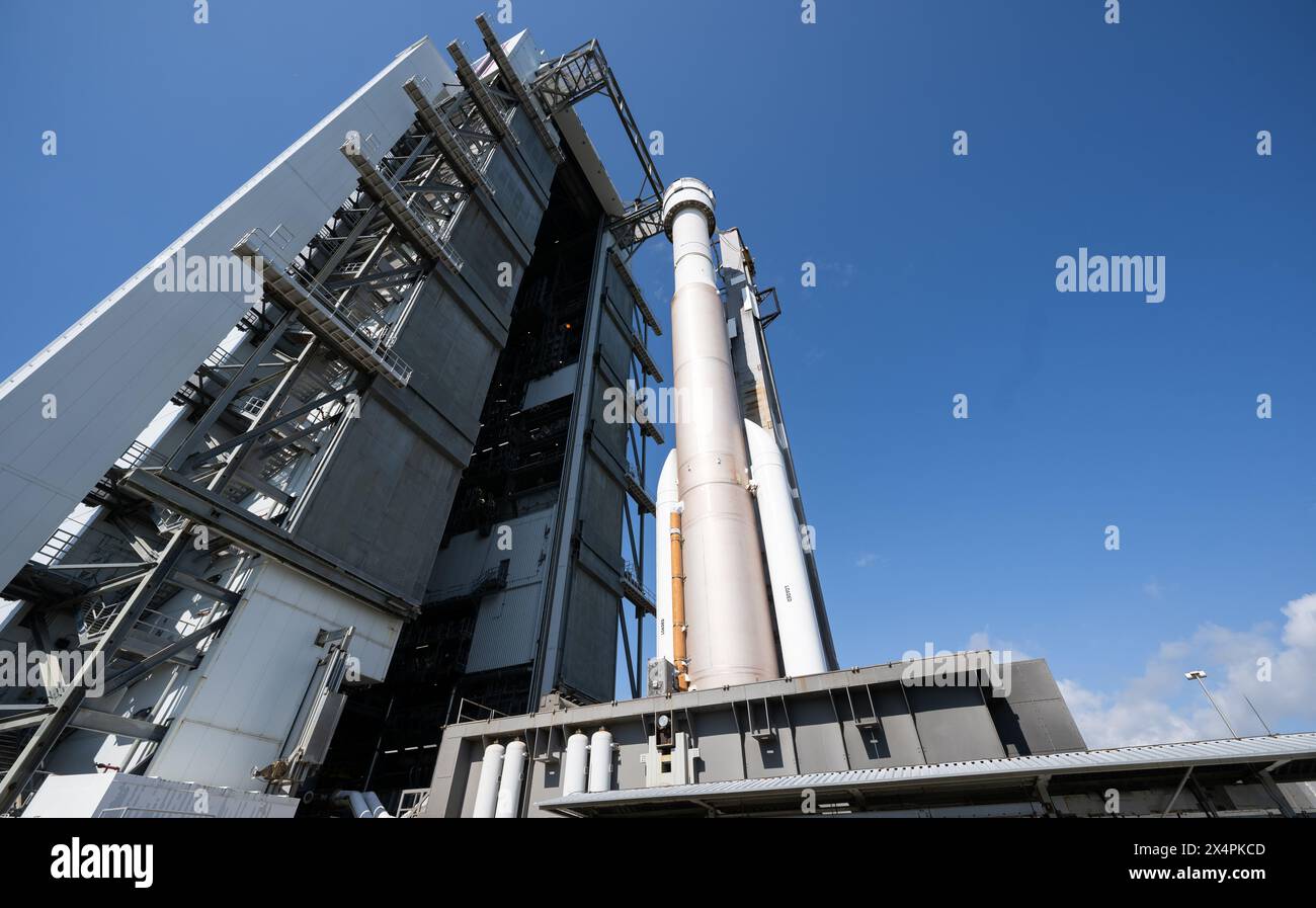 Cape Canaveral, Vereinigte Staaten von Amerika. Mai 2024. Die Boeing Starliner-Raumsonde auf der ULA Atlas V-Rakete wird am 4. Mai 2024 in Cape Canaveral, Florida, zum Space Launch Complex-41 ausgerollt. Starliner wird voraussichtlich am 6. Mai auf dem ersten bemannten Crew-Flugtest starten, der die Astronauten Butch Wilmore und Suni Williams zur Internationalen Raumstation bringt. Quelle: Joel Kowsky/NASA Photo/Alamy Live News Stockfoto