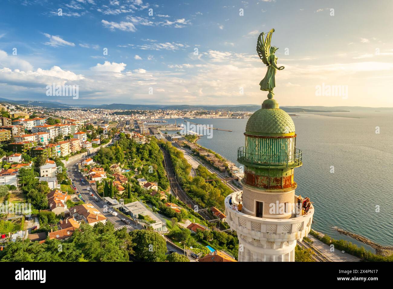 Leuchtturm Faro della Vittoria in Triest am sonnigen Tag, Italien Stockfoto