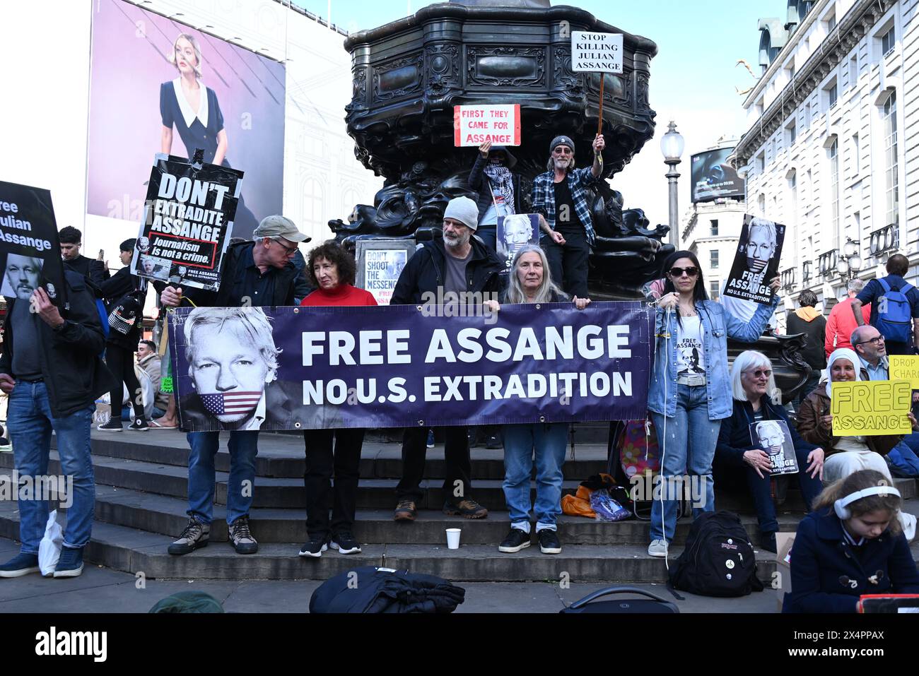 MAYDAY! MAYDAY! Demonstranten demonstrieren im Picadilly Circus und sagen , dass die britischen Gerichte die Auslieferung von Julian Assange genehmigt haben und dies am Mayday stattfinden wird . Mai ... Stockfoto