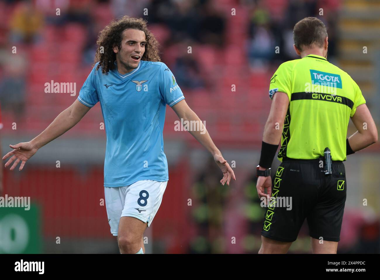 Monza, Italien. Mai 2024. Matteo Guendouzi von SS Lazio reagiert auf den Schiedsrichter Luca Pairetto während des Serie A-Spiels im U-Power-Stadion in Monza. Der Bildnachweis sollte lauten: Jonathan Moscrop/Sportimage Credit: Sportimage Ltd/Alamy Live News Stockfoto