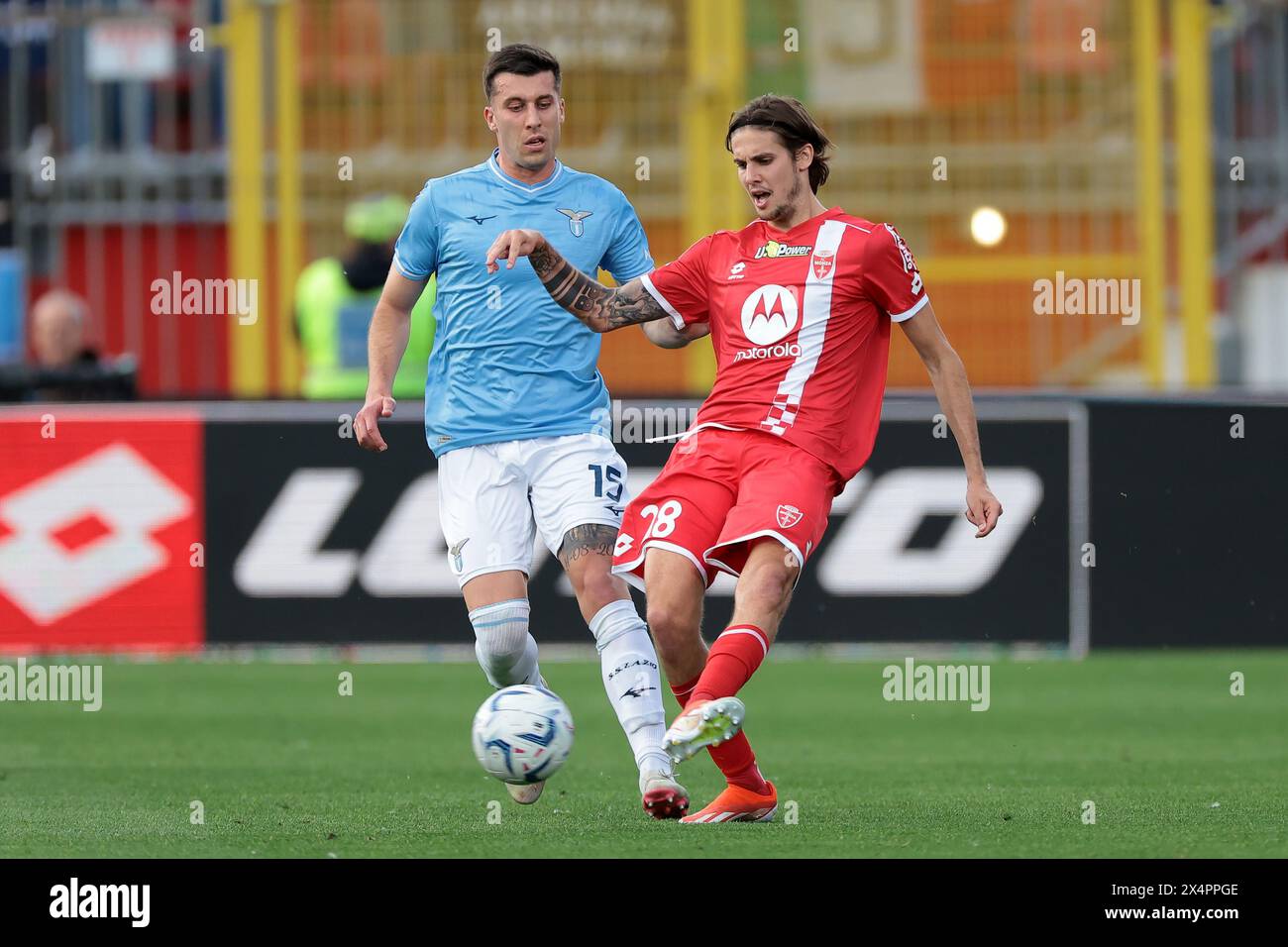 Monza, Italien. Mai 2024. Andrea Colpani vom AC Monza übergibt den Ball, als Nicolo Casale von SS Lazio während des Serie A-Spiels im U-Power-Stadion in Monza eintrifft. Der Bildnachweis sollte lauten: Jonathan Moscrop/Sportimage Credit: Sportimage Ltd/Alamy Live News Stockfoto