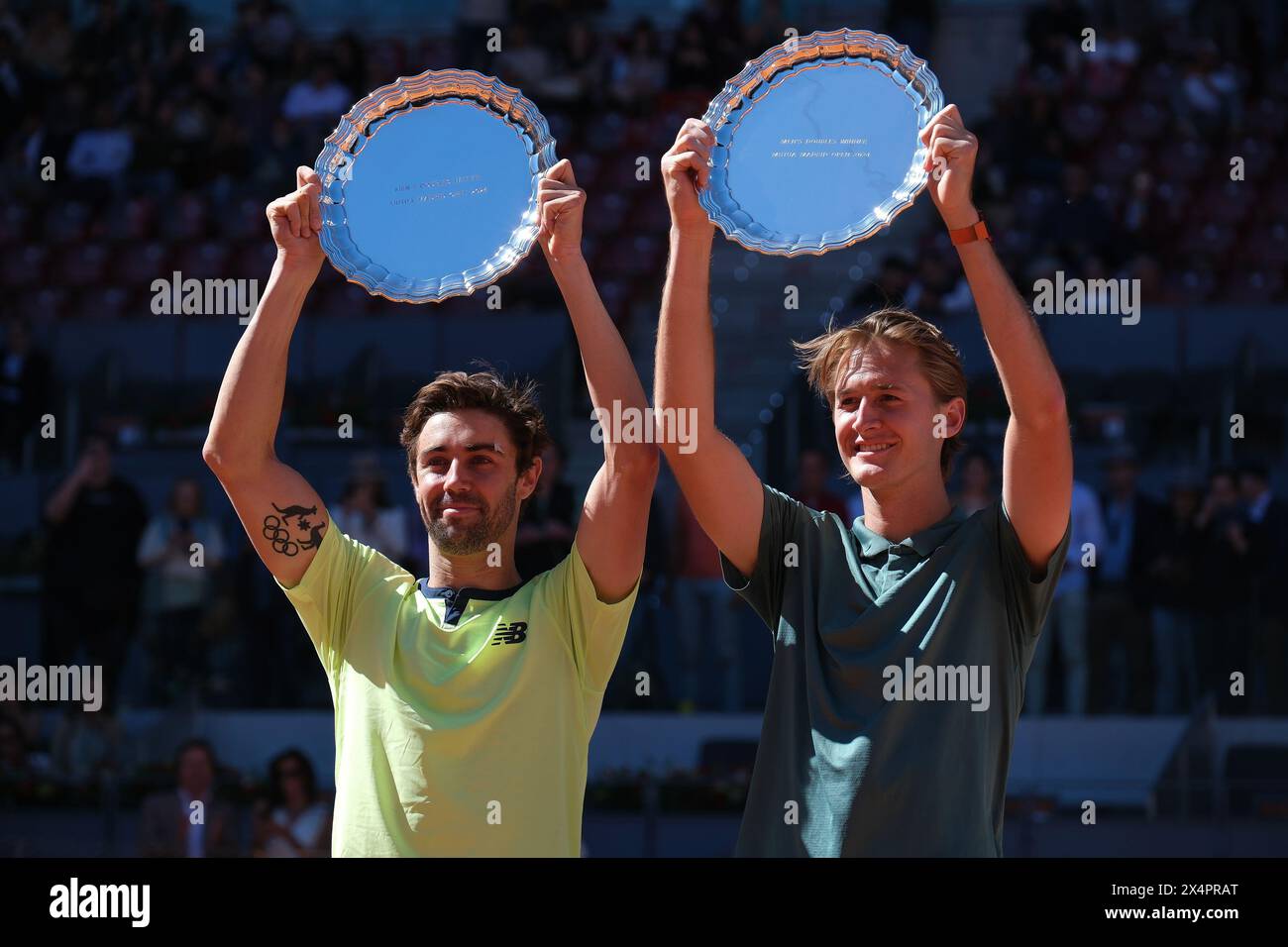 Madrid, Spanien. Mai 2024. Jordan Thompson und Sebastian Korda posieren für ihre Mutua Madrid Open Herren-Doppel-Trophäen nach dem Sieg beim Finale der Doppel in La Caja Magica am 4. Mai 2024 in Madrid (Foto: Oscar Gonzalez/SIPA USA) Credit: SIPA USA/Alamy Live News Stockfoto