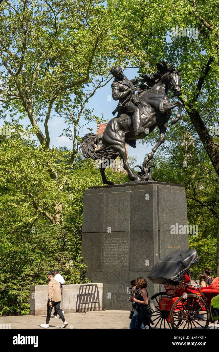 Die Jose Marti Statue ist eine Hommage an einen kubanischen Patrioten im Central Park South, 2024, New York City, USA Stockfoto