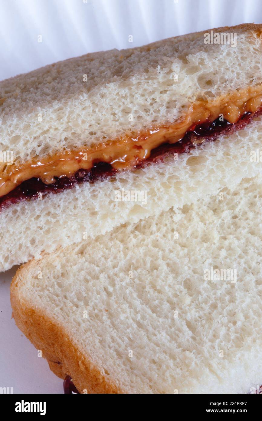 Ein Sandwich mit Erdnussbutter und Marmelade auf Wonder Bread ist ein Kultstück für die Kindheit zum Mittagessen, 2024, USA Stockfoto