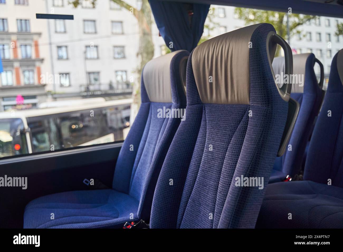 Blaue Bussitze und Blick auf die Stadt vom Fenster Stockfoto