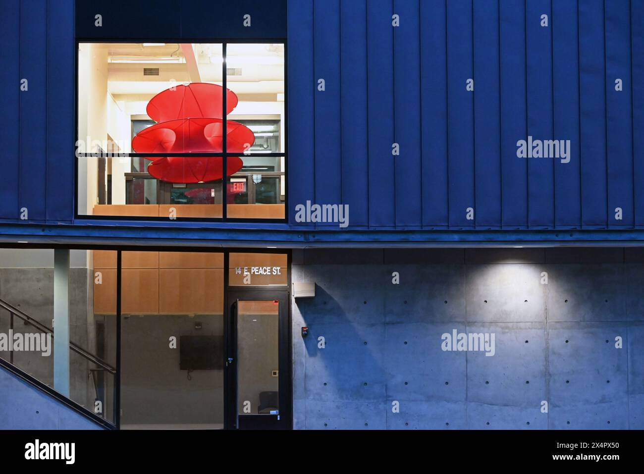 Blick in die Fenster des American Institute of Architects auf der Peace Street in Raleigh, NC. Stockfoto