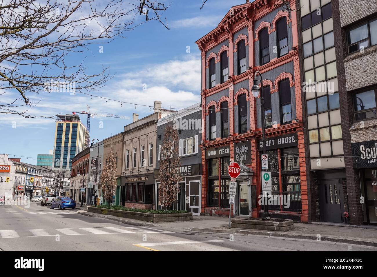 Die St Paul Street ist eine Hauptstraße in der Innenstadt von St. Catharines, Ontario, Kanada Stockfoto