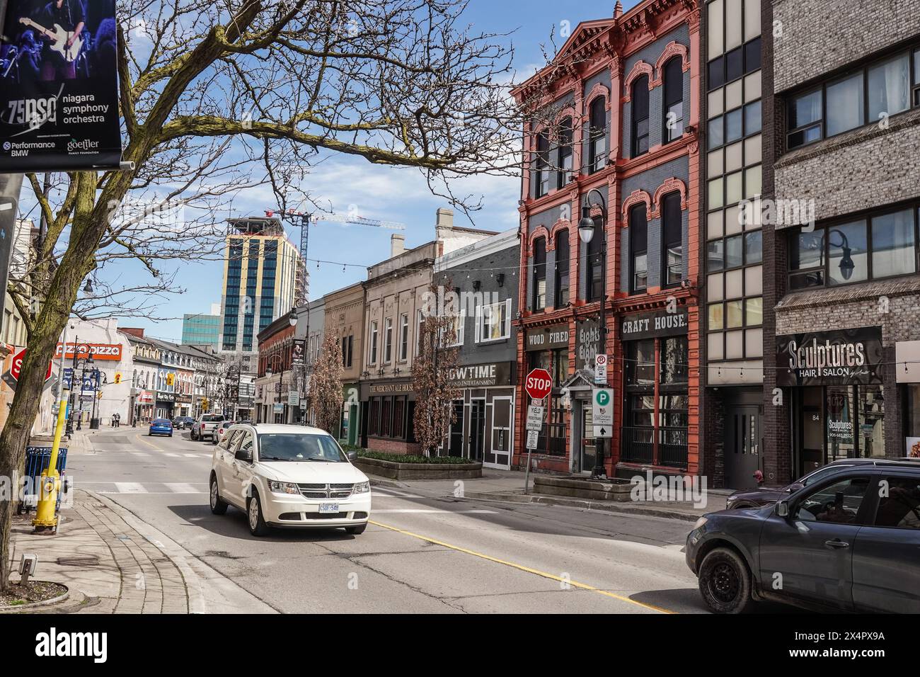 Die St Paul Street ist eine Hauptstraße in der Innenstadt von St. Catharines, Ontario, Kanada Stockfoto