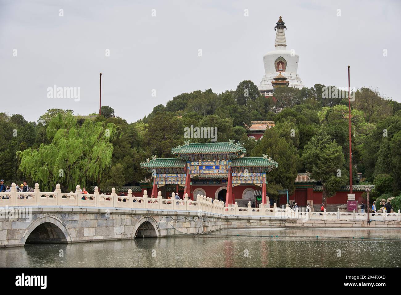 Beihai Park und Weiße Pagode auf Jade Flower Island in Peking, China am 19. April 2024 Stockfoto