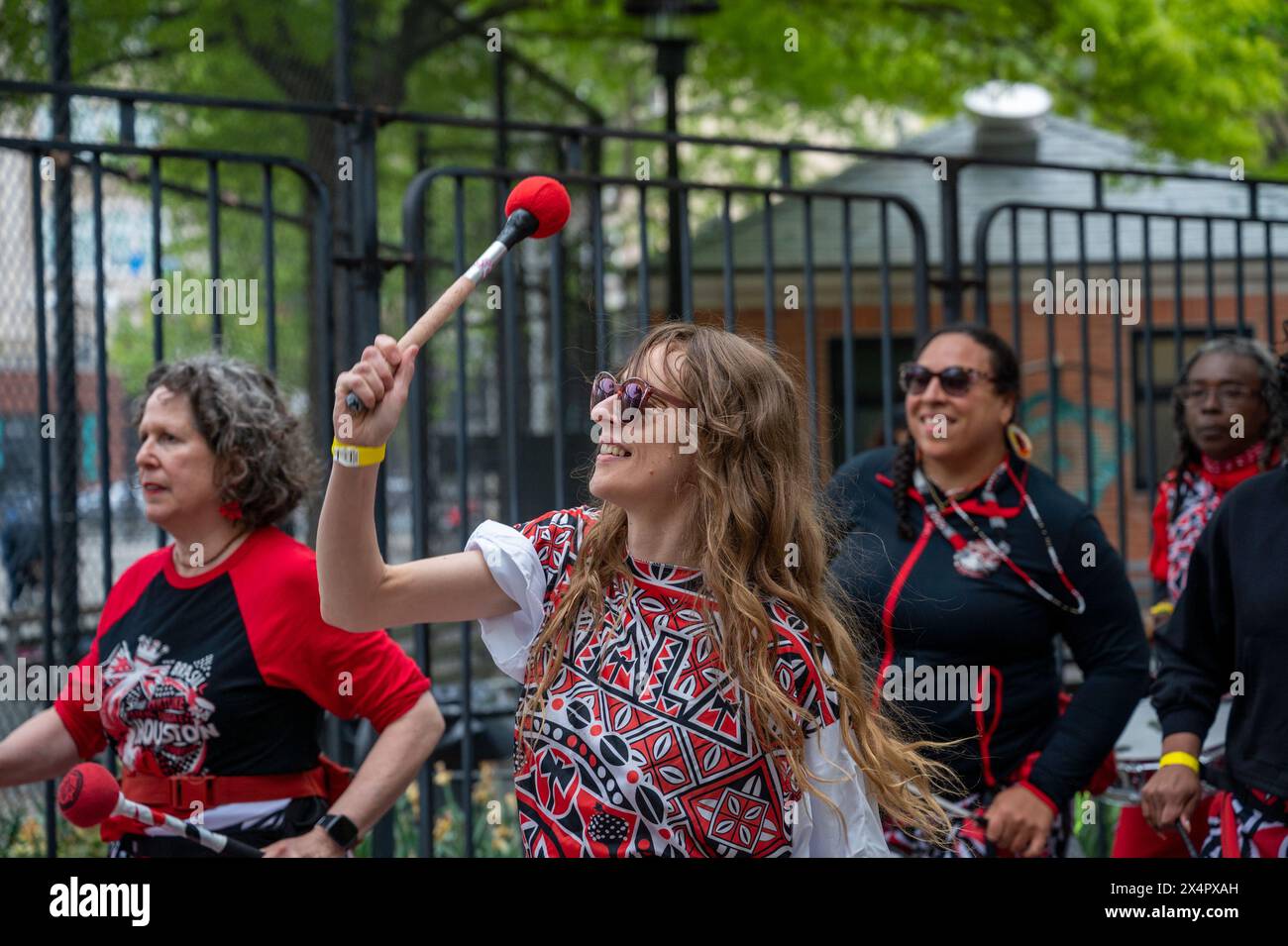 Eine Parade von Musikern und Aktivisten, die vom Center for Art, Research and Alliances und dem New York City AIDS Memorial gemeinsam präsentiert wird, zieht am 4. Mai 2024 durch das New Yorker Greenwich Village. Die Parade, die Teil der zweitägigen Veranstaltung HOPE AGAINST HOPE ist, zielt darauf ab, zur Befreiung von der patriarchalen Unterdrückung aufzurufen und ist inspiriert von der Arbeit der Künstlerin Ines Doujak. (Foto: Matthew Rodier/SIPA USA) Credit: SIPA USA/Alamy Live News Stockfoto