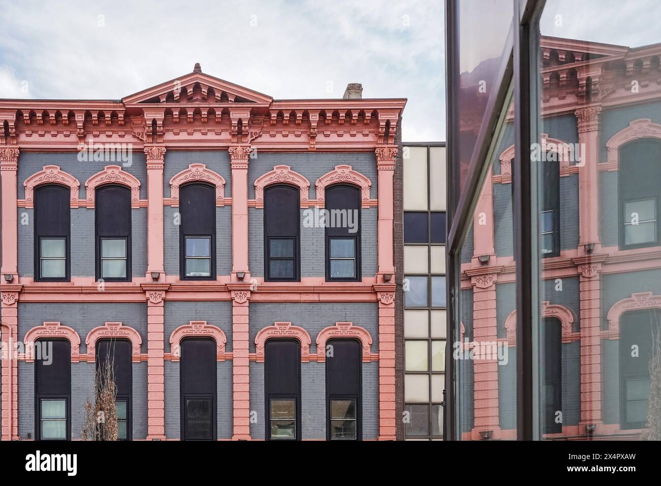 Gebäude mit gusseiserner Fassade aus dem 19. Jahrhundert an der St Paul Street, einer Hauptstraße in der Innenstadt von St Catharines, Ontario, Kanada Stockfoto