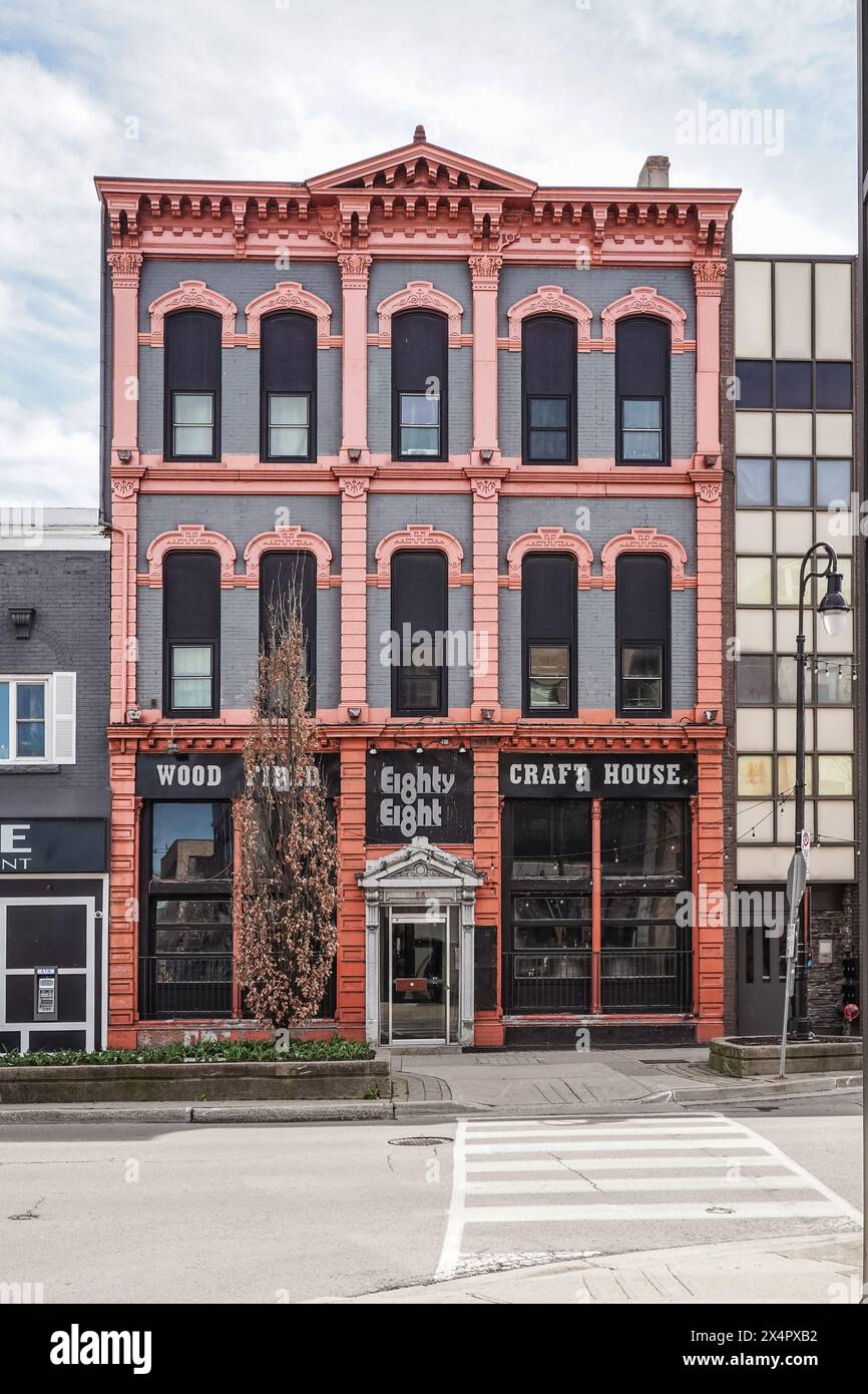 Gebäude mit gusseiserner Fassade aus dem 19. Jahrhundert an der St Paul Street, einer Hauptstraße in der Innenstadt von St Catharines, Ontario, Kanada Stockfoto