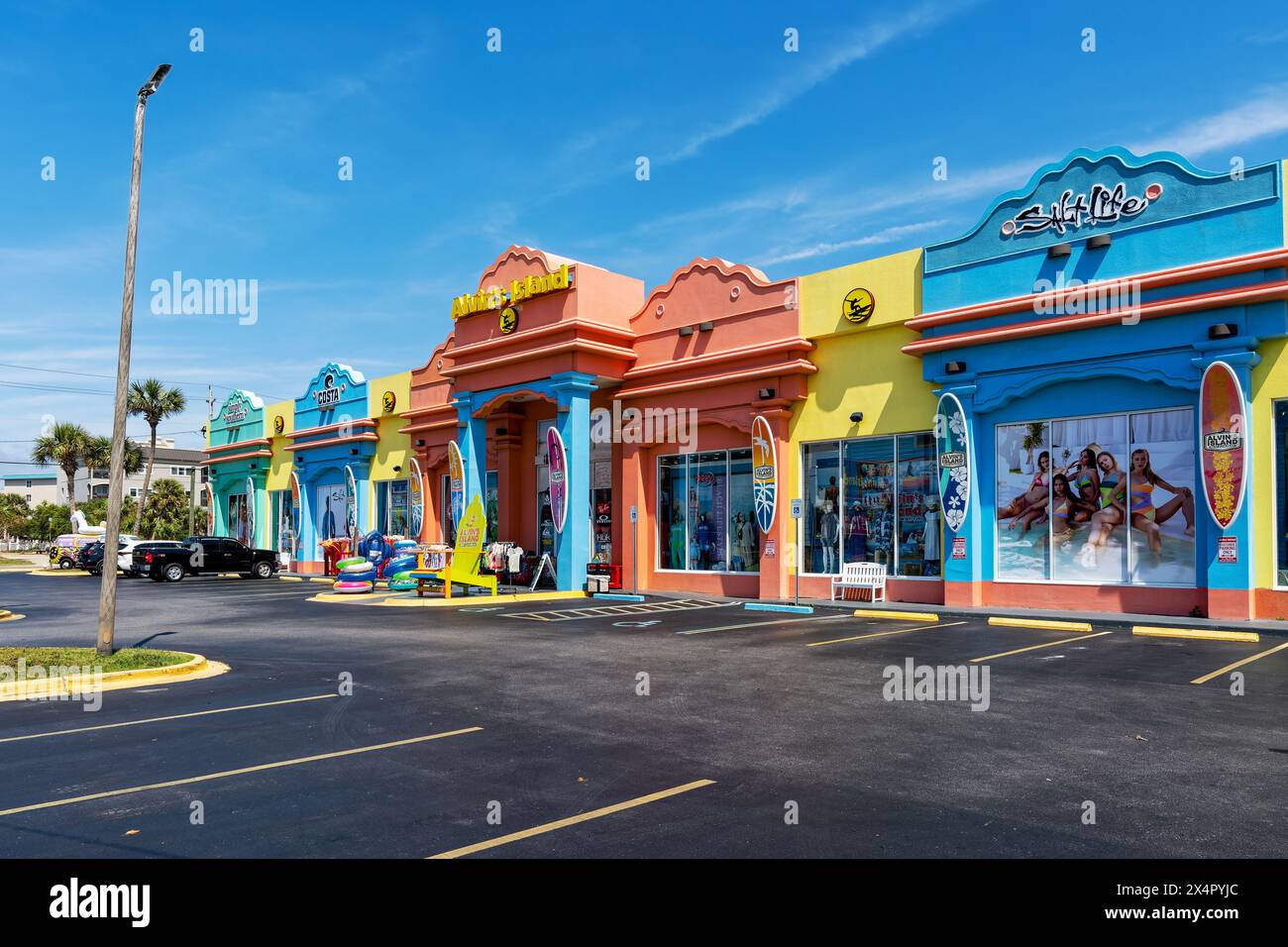 Außeneingang von Alvin's Island, ein T-Shirt-Bekleidungs- und StrandSouvenirgeschäft oder Geschäft in Destin, Miramar Beach, Florida. Stockfoto