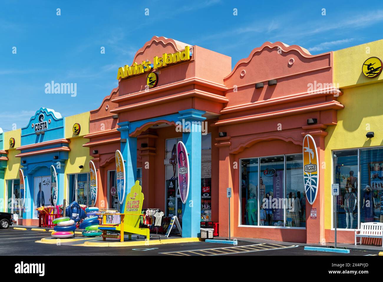 Außeneingang von Alvin's Island, ein T-Shirt-Bekleidungs- und StrandSouvenirgeschäft oder Geschäft in Destin, Miramar Beach, Florida. Stockfoto