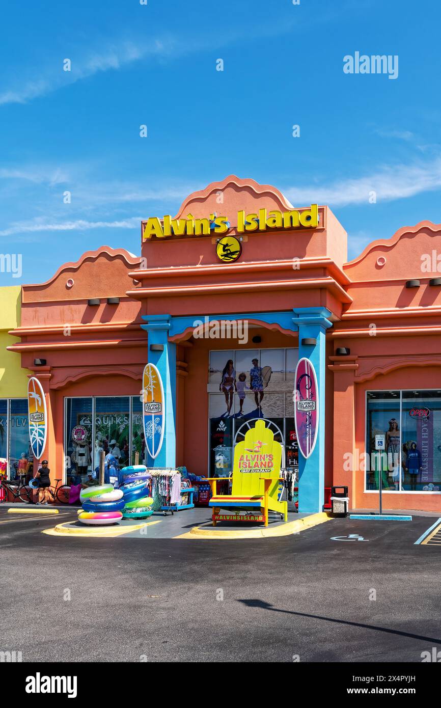 Außeneingang von Alvin's Island, ein T-Shirt-Bekleidungs- und StrandSouvenirgeschäft oder Geschäft in Destin, Miramar Beach, Florida. Stockfoto