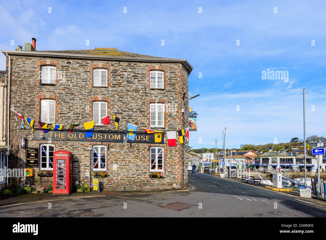 Das Old Custom House, ein traditionelles Pub-Hotel am Hafen in Padstow, einem hübschen Küstendorf an der Nordküste von Cornwall, England Stockfoto