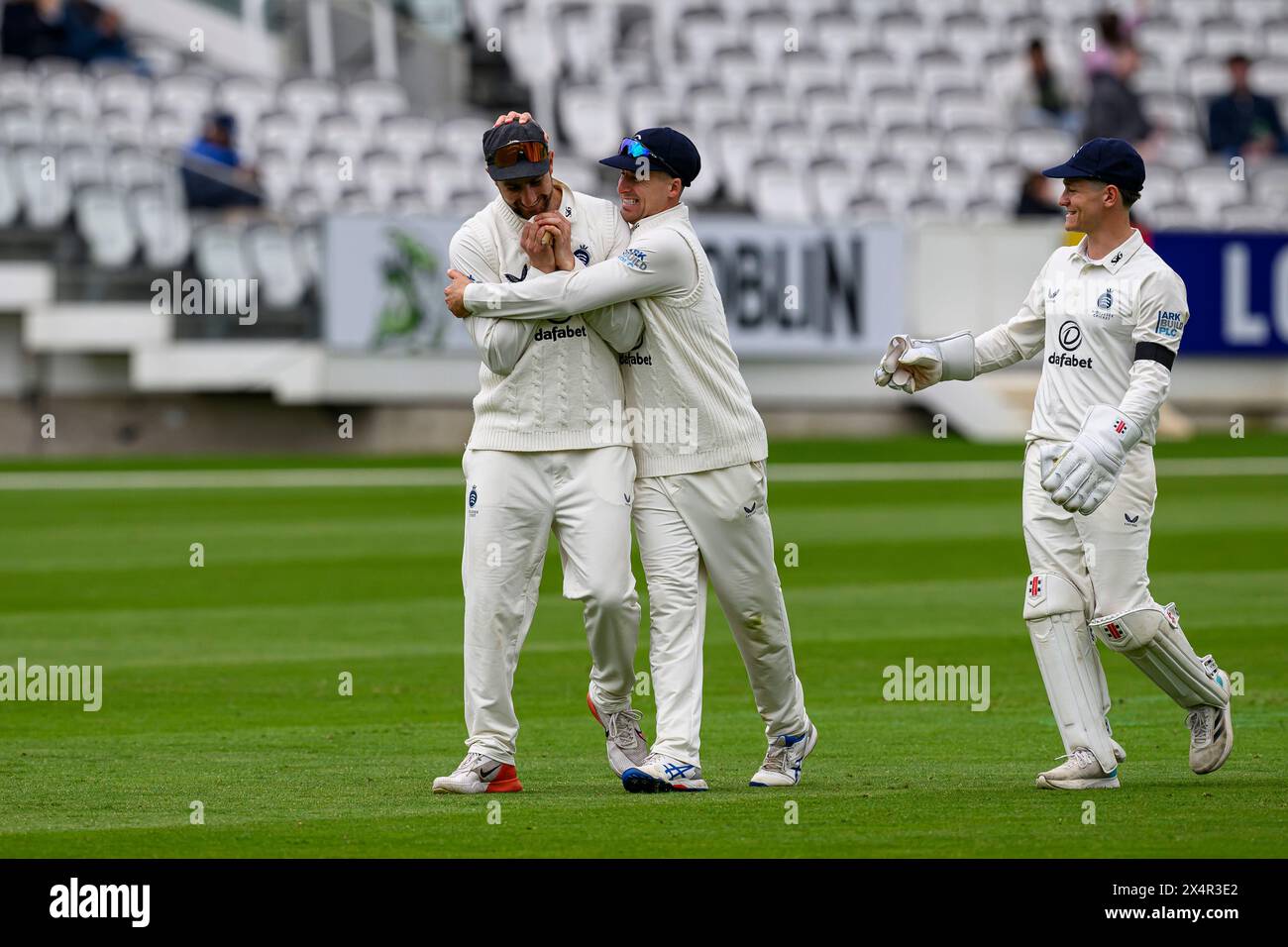 LONDON, VEREINIGTES KÖNIGREICH. Mai, 24. Stephen Eskinazi von Middlesex (links) feiert mit seinen Teamkollegen, nachdem Henry Brookes aus Middlesex am zweiten Tag der Vitality County Championship Middlesex gegen Leicestershire auf dem Lord's Cricket Ground am Samstag, den 4. Mai 2024, in LONDON, ENGLAND, den Ball gefangen hatte. Quelle: Taka Wu/Alamy Live News Stockfoto