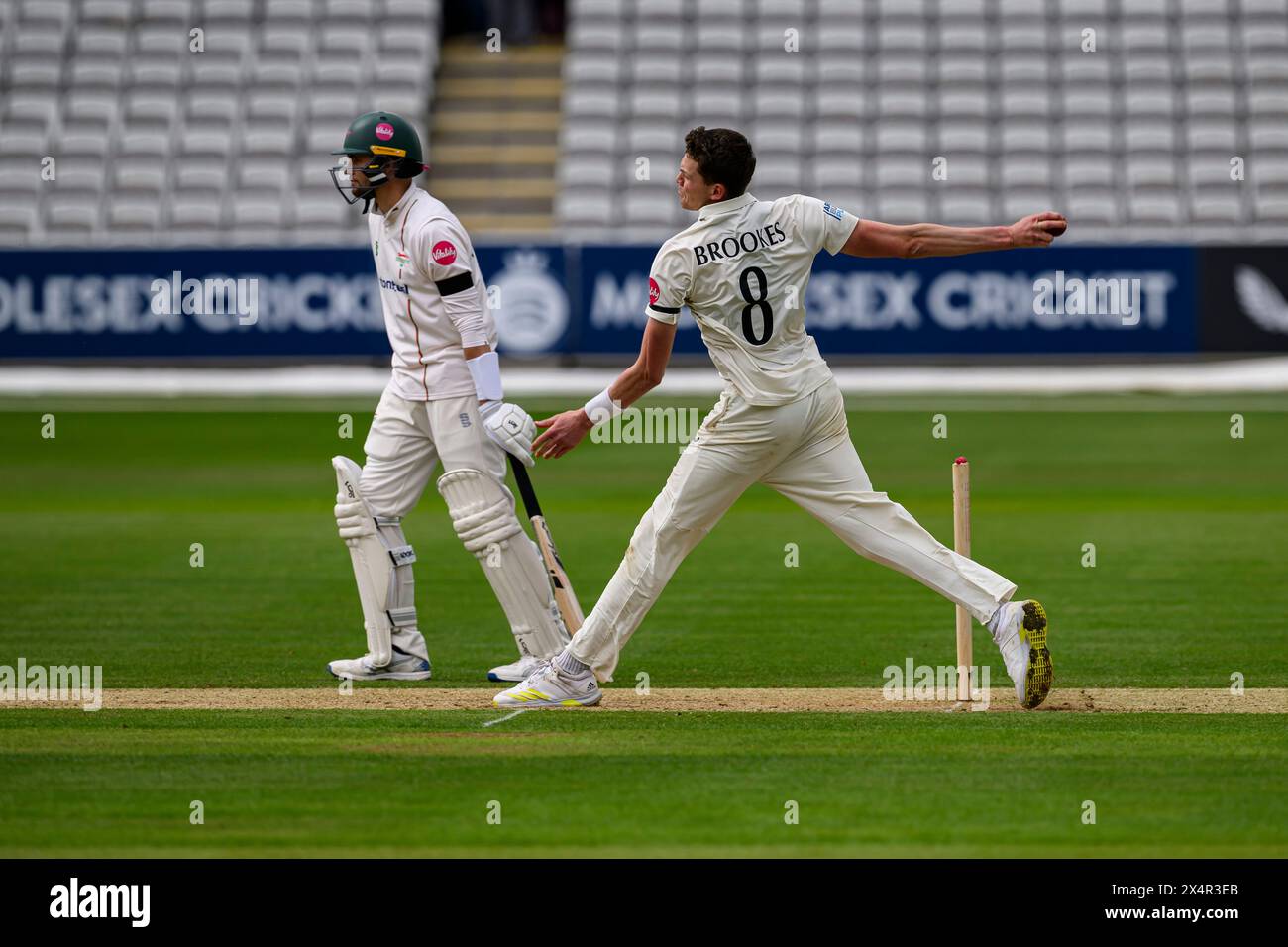 LONDON, VEREINIGTES KÖNIGREICH. Mai, 24. Henry Brookes von Middlesex (rechts) in Aktion während des zweiten Tages der Vitality County Championship Middlesex gegen Leicestershire auf dem Lord's Cricket Ground am Samstag, den 4. Mai 2024 in LONDON ENGLAND. Quelle: Taka Wu/Alamy Live News Stockfoto