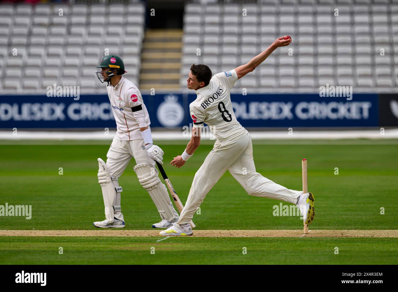 LONDON, VEREINIGTES KÖNIGREICH. Mai, 24. Henry Brookes von Middlesex (rechts) in Aktion während des zweiten Tages der Vitality County Championship Middlesex gegen Leicestershire auf dem Lord's Cricket Ground am Samstag, den 4. Mai 2024 in LONDON ENGLAND. Quelle: Taka Wu/Alamy Live News Stockfoto