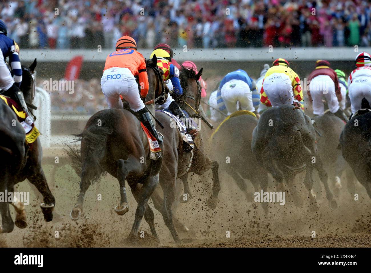 Louisville, Usa. Mai 2024. Horses and Jockeys runden die erste Runde im 150. Lauf des Kentucky Derby in Churchill Downs am Samstag, den 4. Mai 2024 in Louisville, Kentucky. Foto von John Sommers II/UPI Credit: UPI/Alamy Live News Stockfoto