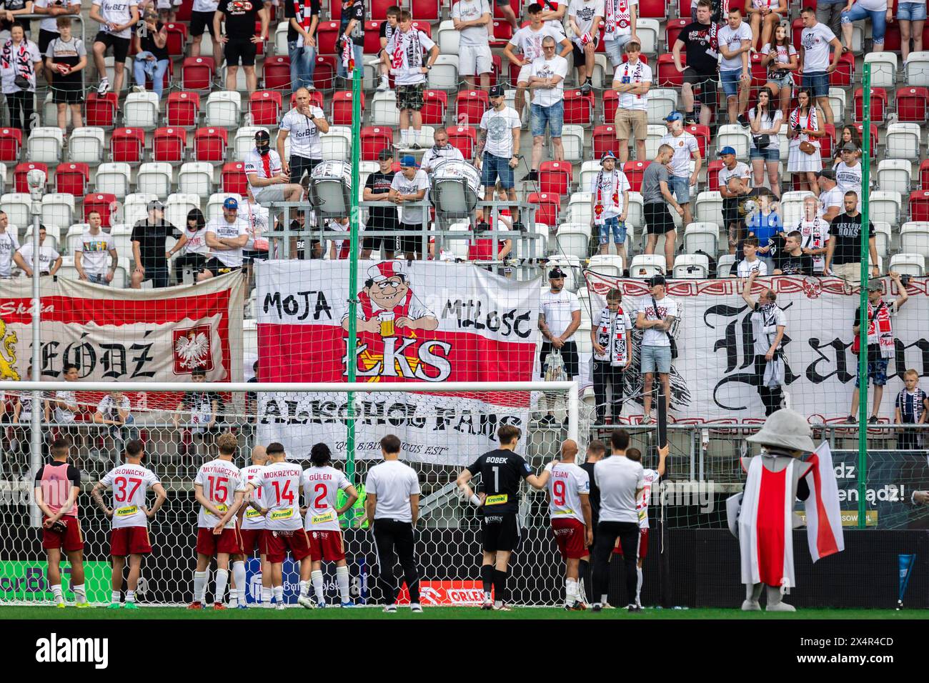 Das Team von LKS Lodz und den Fans wird während des Polnischen PKO Ekstraklasa League-Spiels zwischen LKS Lodz und Slask Wroclaw im Wladyslaw Krol Municipal Stadium gesehen. Stockfoto