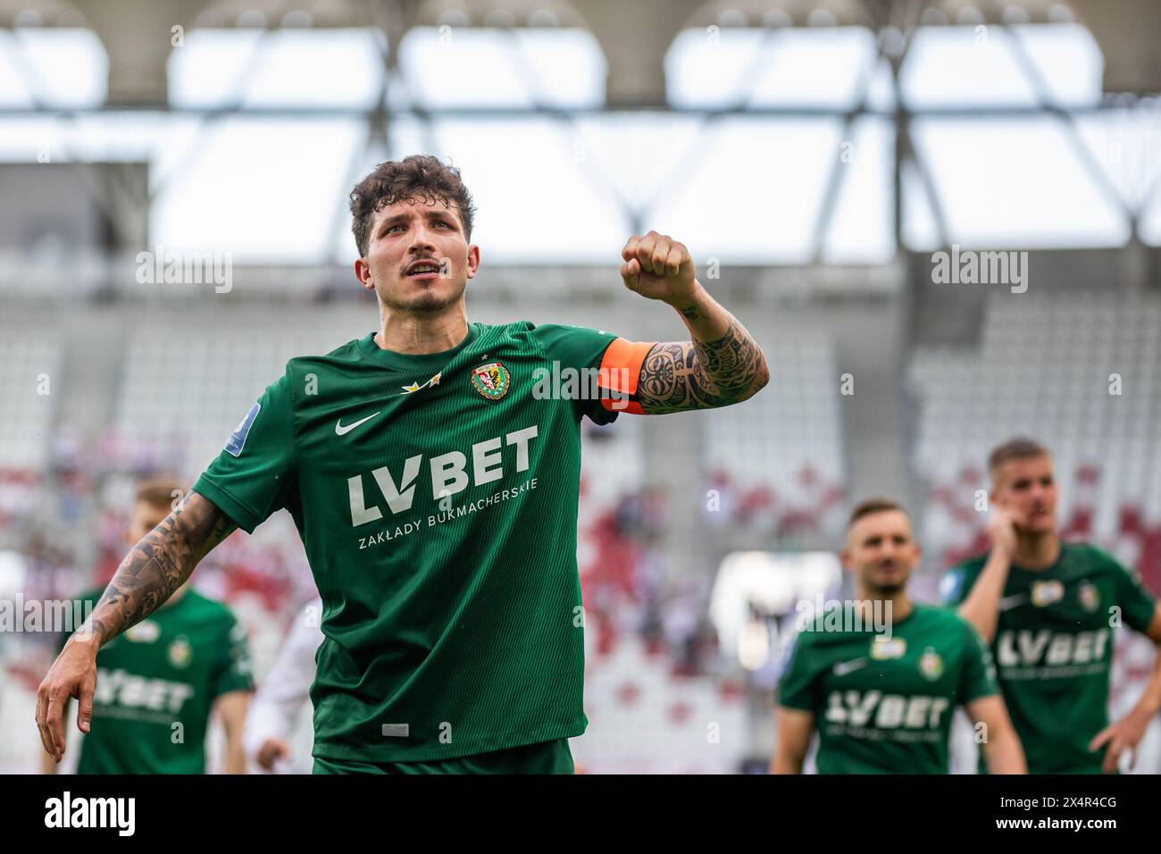 Erik Exposito von Slask feiert einen Sieg beim polnischen PKO Ekstraklasa League Spiel zwischen LKS Lodz und Slask Wroclaw im Wladyslaw Krol Municipal Stadium. Stockfoto