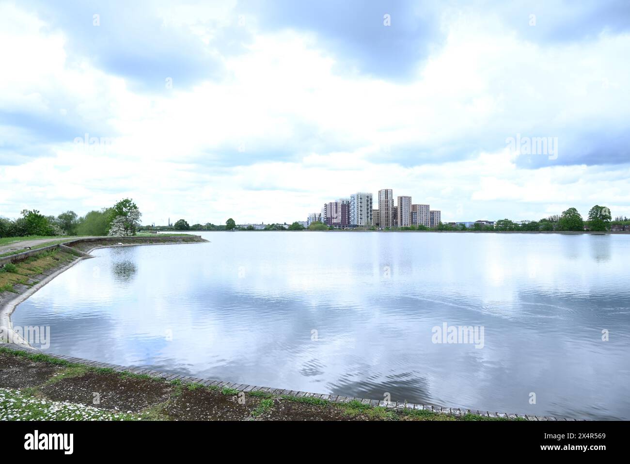 Walthamstow Wetlands ist ein voll betriebsbereiter 160 Hektar großer Wasserspeicher an der Themse, der die Hauptquelle für die Wasserversorgung von 3,5 Millionen Menschen ist. Walthamstow Wetlands ist auch ein international bedeutendes Naturschutzgebiet, das Heimat und Zuflucht für eine Vielzahl von Wildtieren bietet, von seltenen Wasservögeln bis zu majestätischen Greifvögeln. Stockfoto