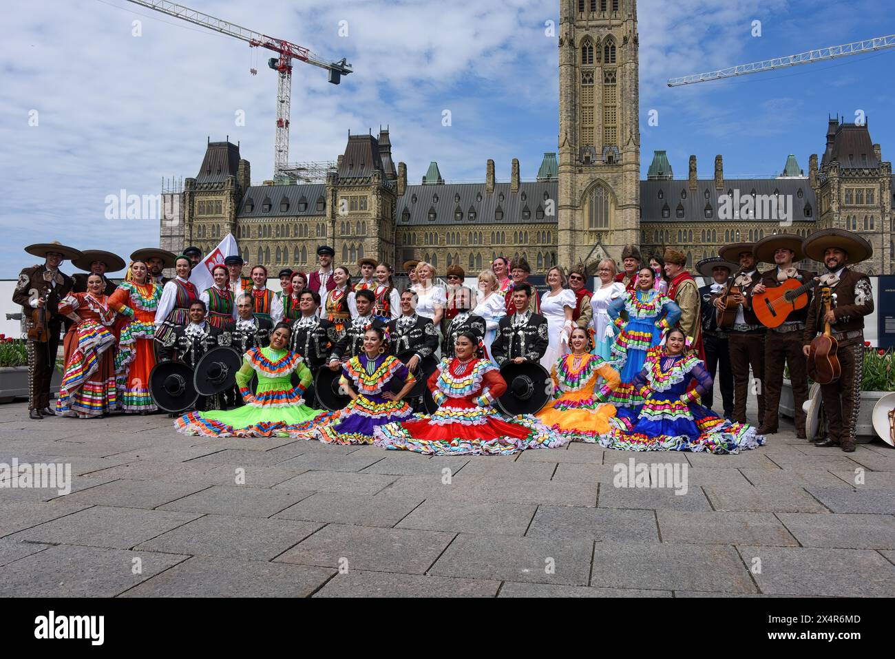 Ottawa, Kanada – 4. Mai 2024: Mexikanische Tänzer treten zusammen mit polnischen Tänzern auf der Cinqo de Mayo-Feier auf dem Parliament Hill in Ottawa auf. Stockfoto