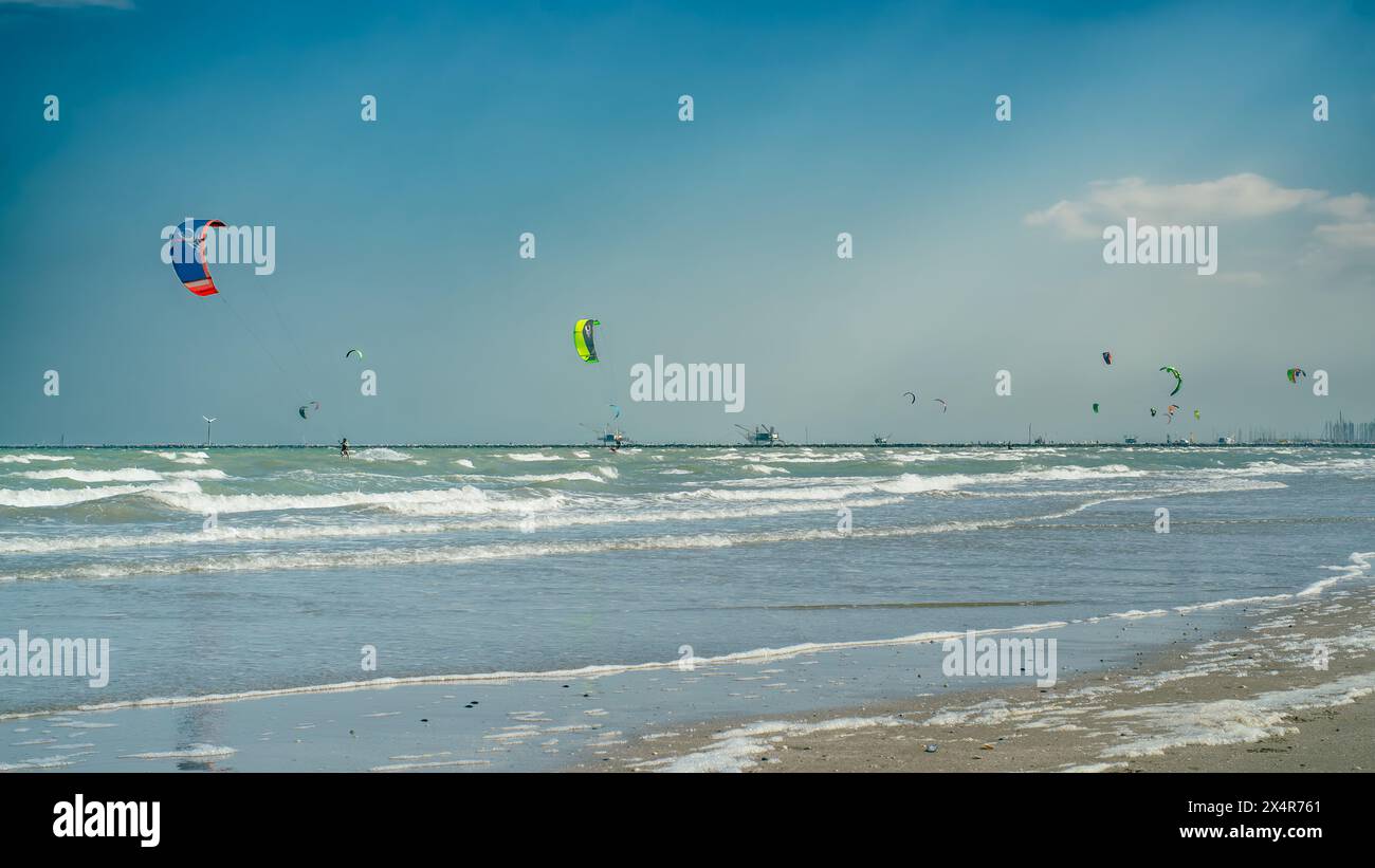 Windiger Frühsommer-Tag an einem Adria-Strand. Marina Romea, Provinz Ravenna, Emilia Romagna, Italien Stockfoto