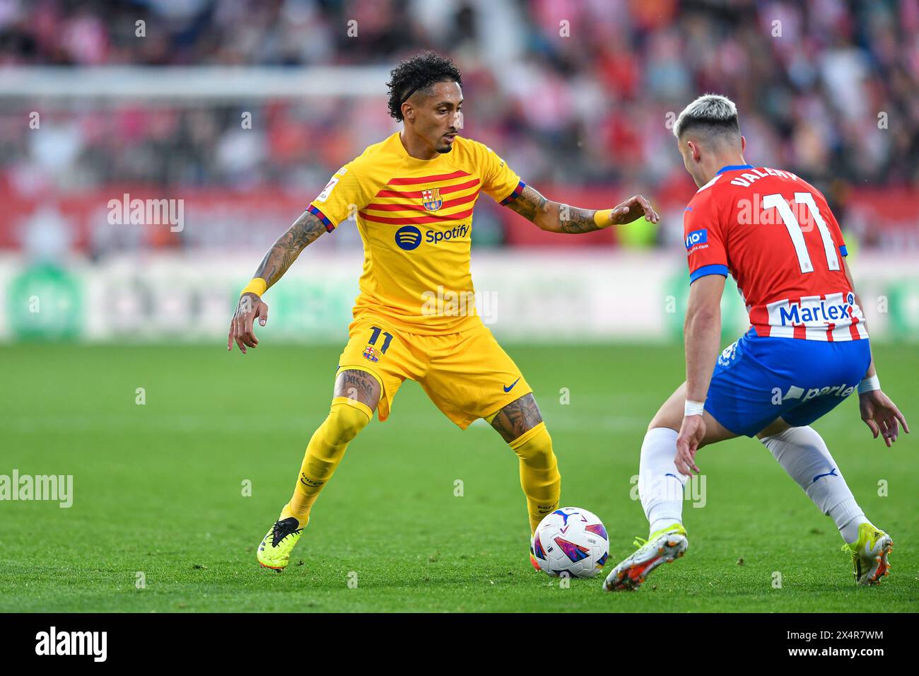 Girona, Esp. Mai 2024. GIRONA FC-FC BARCELONA 04. Mai 2024 Raphina (11) des FC Barcelona (links) dribbelt Valery (11) des FC Girona während des Spiels zwischen Girona FC und FC Barcelona, das dem 34. Tag der La Liga EA Sports im Stadtstadion Montilivi in Girona entspricht. Quelle: Rosdemora/Alamy Live News Stockfoto