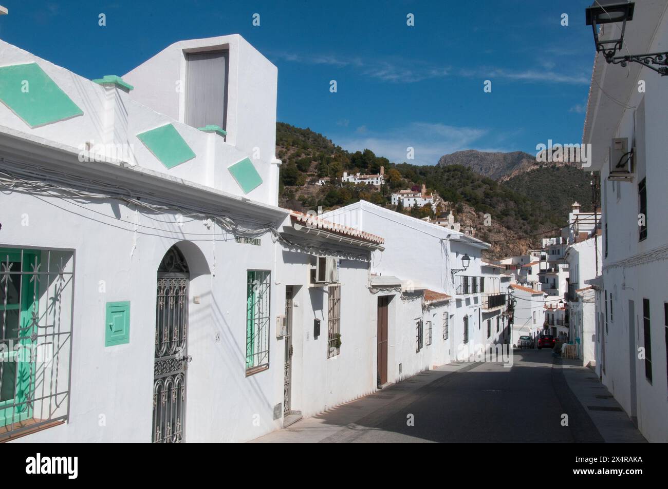 Weiß getünchte Gebäude säumen die engen Gassen und Gassen des „Weißen Dorfes“ von Frigiliana, Andalusien, Spanien Stockfoto