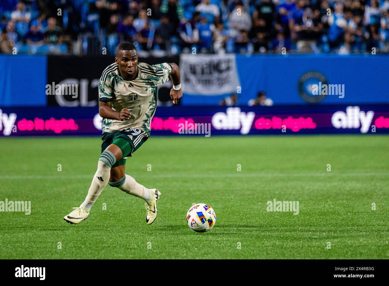 Charlotte, NC, USA. Mai 2024. Juan David Mosquera (29), Verteidiger der Portland Timbers, schiebt den Ball gegen den Charlotte FC in der ersten Hälfte des Major League Soccer Matches im Bank of America Stadium in Charlotte, NC. (Scott KinserCal Sport Media). Quelle: csm/Alamy Live News Stockfoto