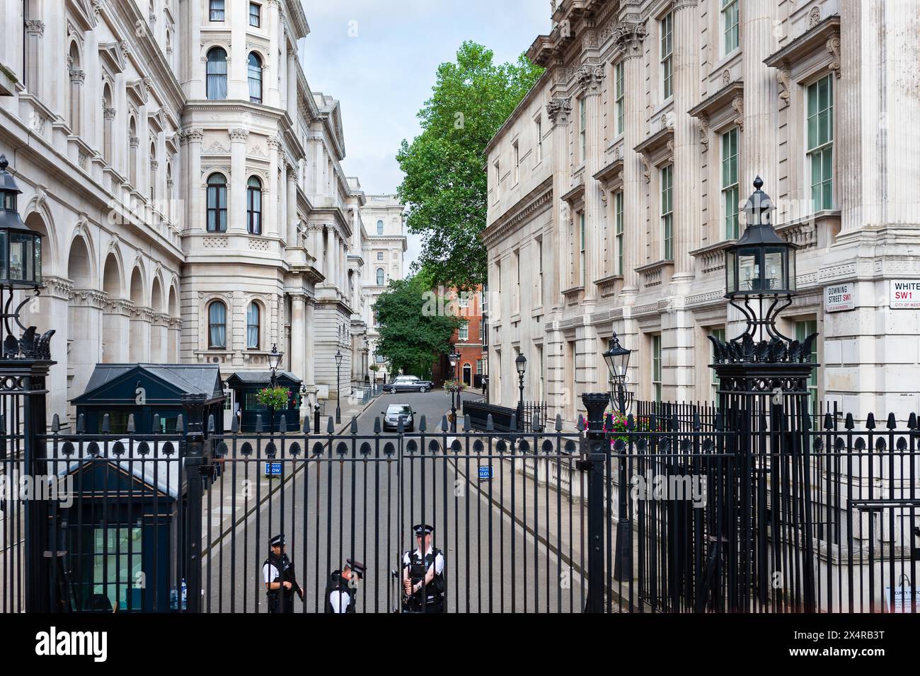 London, Großbritannien - 30. Juni 2010 : Downing Street vor Whitehall. Straße, in der der Premierminister des Vereinigten Königreichs untergebracht ist. Stockfoto