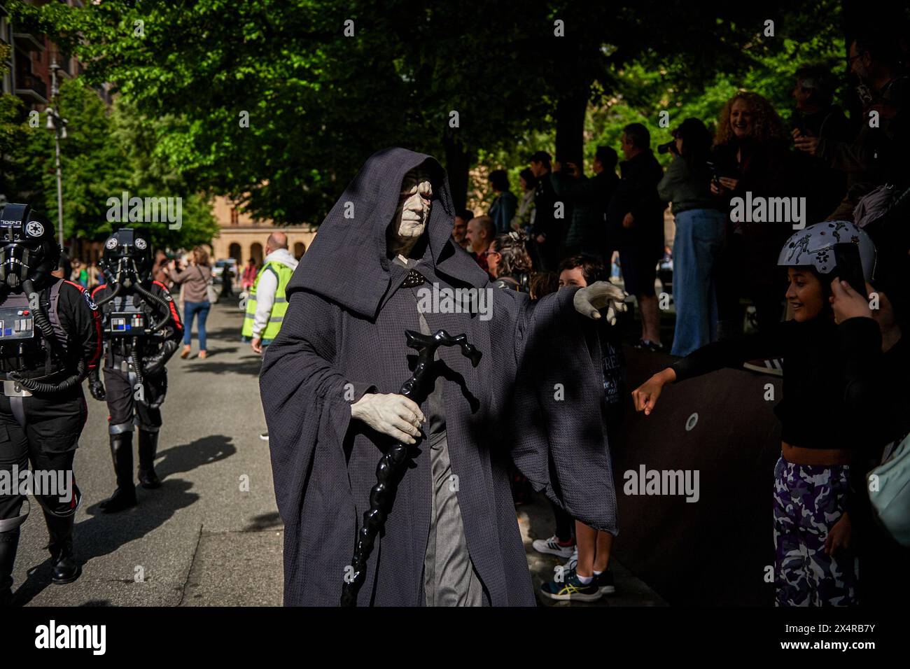 Pamplona, Spanien. Mai 2024. Kaiser Palpatine sah Menschen bei der Feier des Internationalen Star Wars Day begrüßen. Legion 501 ist verantwortlich für die Organisation und Sammlung von Spenden für Kinderkrebserkrankungen. (Foto von Elsa A Bravo/SOPA Images/SIPA USA) Credit: SIPA USA/Alamy Live News Stockfoto