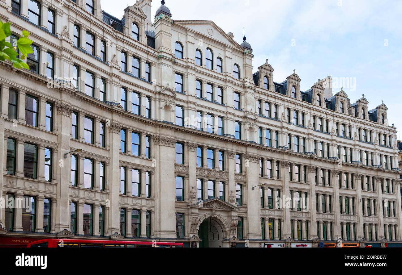 London, Vereinigtes Königreich - 30. Juni 2010: Condor House. Langes Bürogebäude auf St. Paul's Kirchhof (Straße), in dem Unternehmen und Restaurants untergebracht sind. Stockfoto