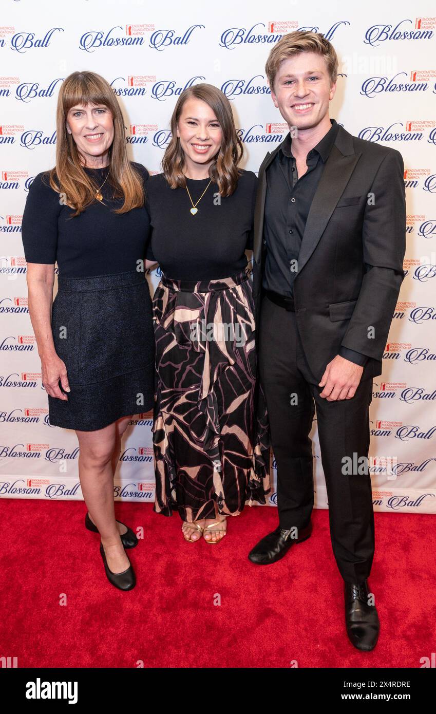 New York, USA. Mai 2024. Terri Irwin, Bindi Irwin und Robert Irwin nehmen am 3. Mai 2024 am 12. Jährlichen Endometriosis Foundation of America's Blossom Ball in Gotham Hall in New York Teil. (Foto: Lev Radin/SIPA USA) Credit: SIPA USA/Alamy Live News Stockfoto