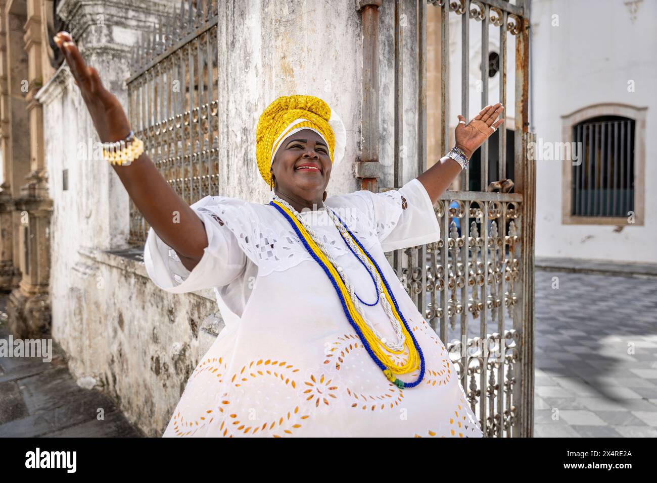 Porträt einer bahianischen Frau in traditioneller baiana-Kleidung in der Kirche des Dritten Ordens des Heiligen Franziskus, Bezirk Pelourinho, Salvador, Bahia, Brasilien Stockfoto