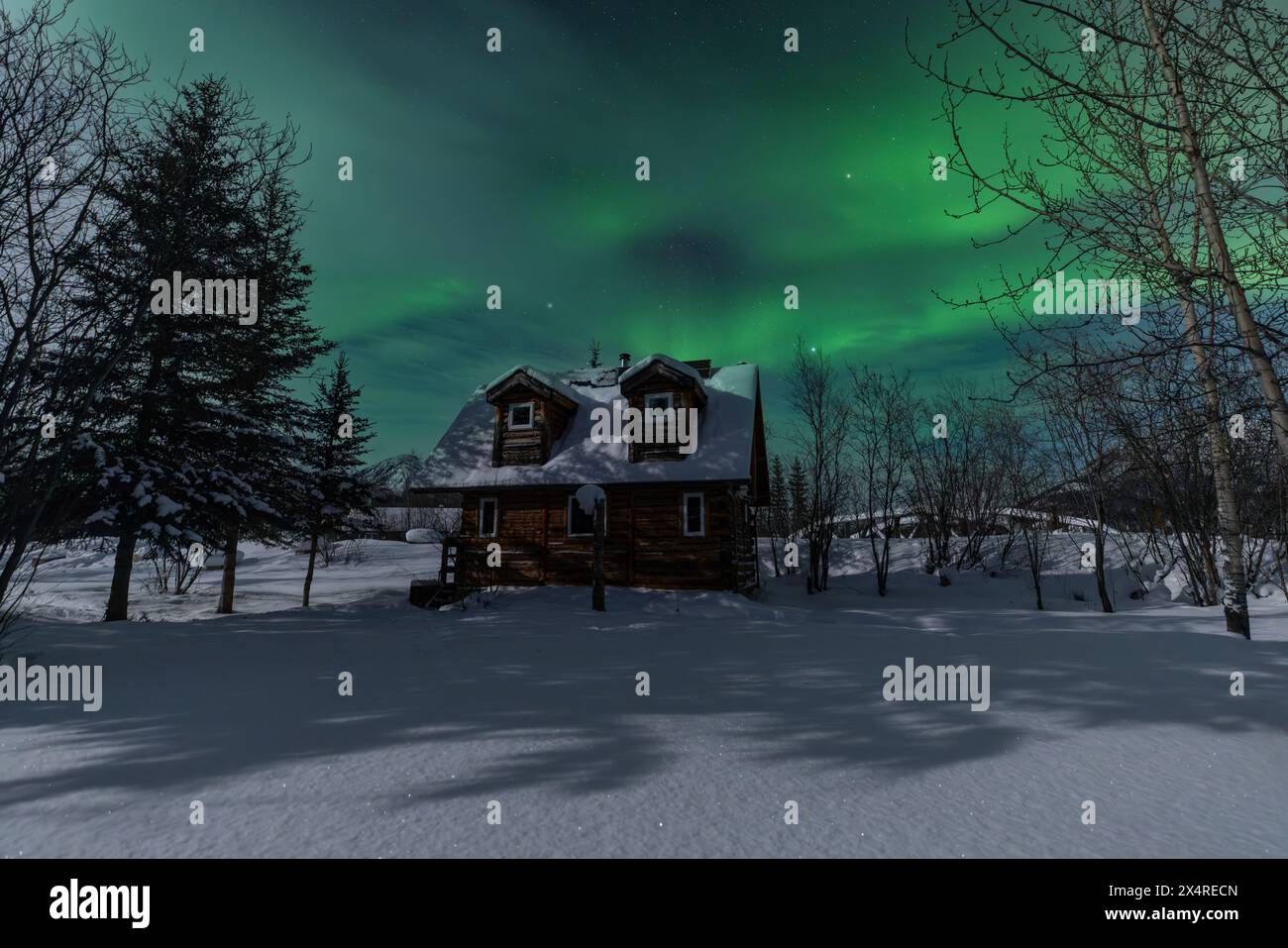 Aurora Borealis über Hütten in Coldfoot, Alaska, USA Stockfoto