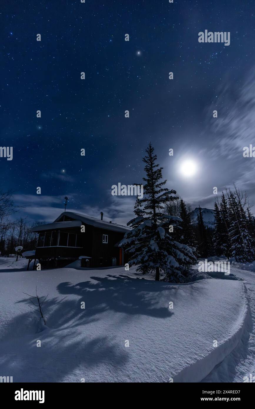 Mondschein über Hütten in Coldfoot, Alaska, USA Stockfoto