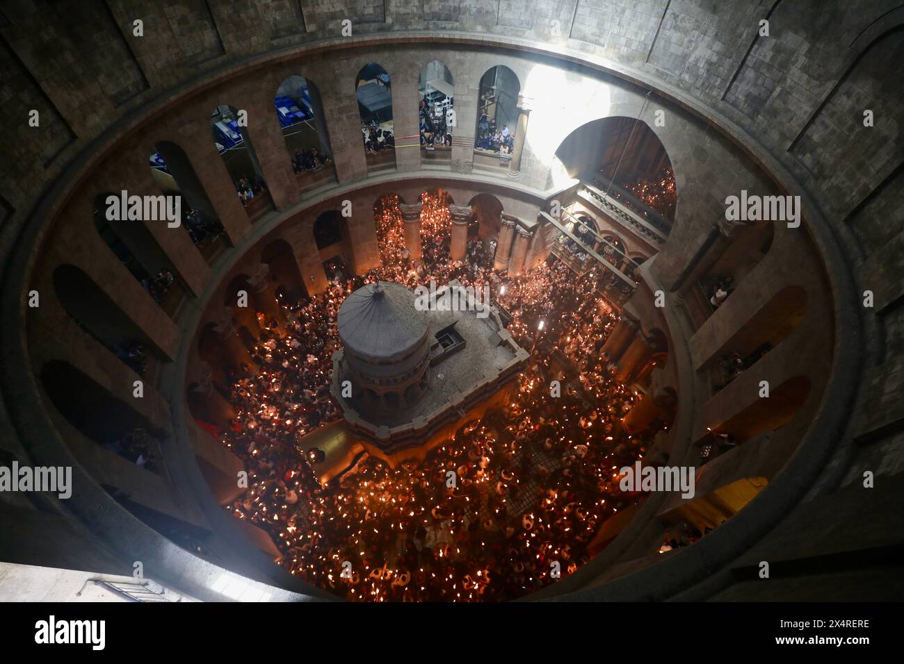 Jerusalem. Mai 2024. Orthodoxe christliche Gläubige nehmen am 4. Mai 2024 an der Feuerzeremonie in der Grabeskirche in der Altstadt von Jerusalem Teil. Quelle: Jamal Awad/Xinhua/Alamy Live News Stockfoto