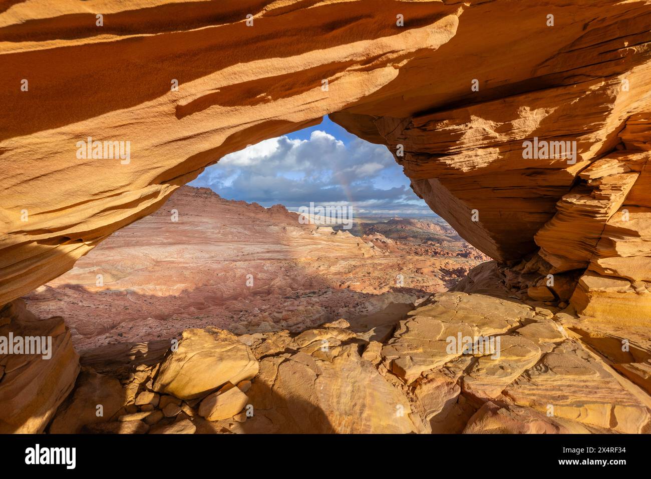 Top Rock Arch am Marble Canyon mit Sonnenaufgang Regenbogen nahe der Welle, Coyote Buttes North am Paria Canyon, Vermilion Cliffs National Monument, Arizona, U Stockfoto