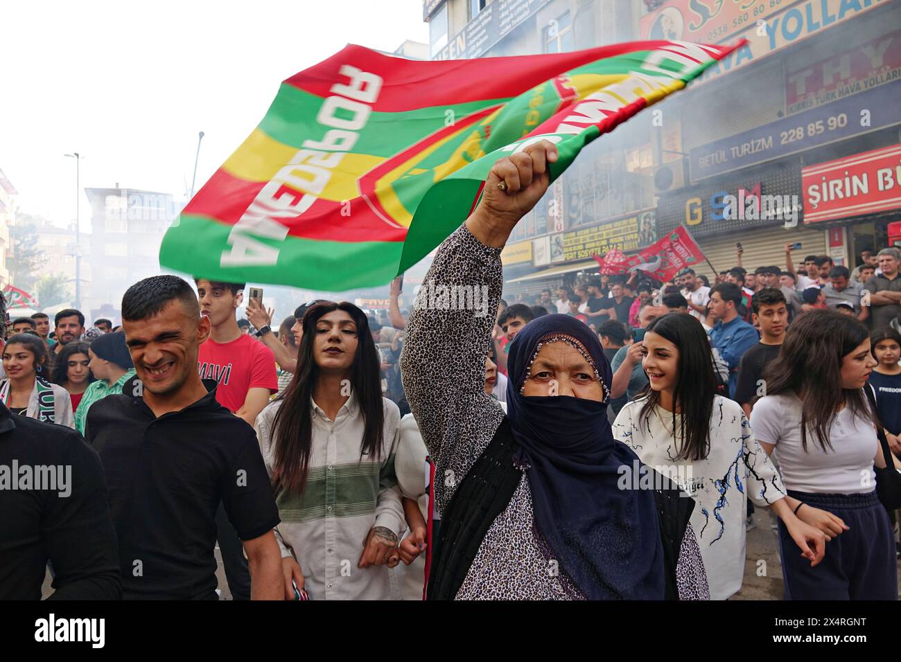 Während der Meisterschaftsfeier wird eine Kurdin gesehen, die die Amedspor-Flagge schwenkt. Amedspor, der in der 2. Liga des Türkischen Fußballverbandes antritt, wurde mit einem Unentschieden von 0-0 mit seinem Rivalen im letzten Spiel der Liga Meister und wurde nach 10 Jahren in die 1. Liga befördert. Die Meisterschaft von Amedspor, der Mannschaft aus Diyarbakir, der größten kurdisch bevölkerten Stadt der Türkei, wurde mit Festen von Tausenden von Menschen nicht nur in Diyarbakir, sondern auch in anderen Städten, in denen Kurden leben, gefeiert. Viele in Europa lebende Kurden unterstützen Amedspor. Stockfoto