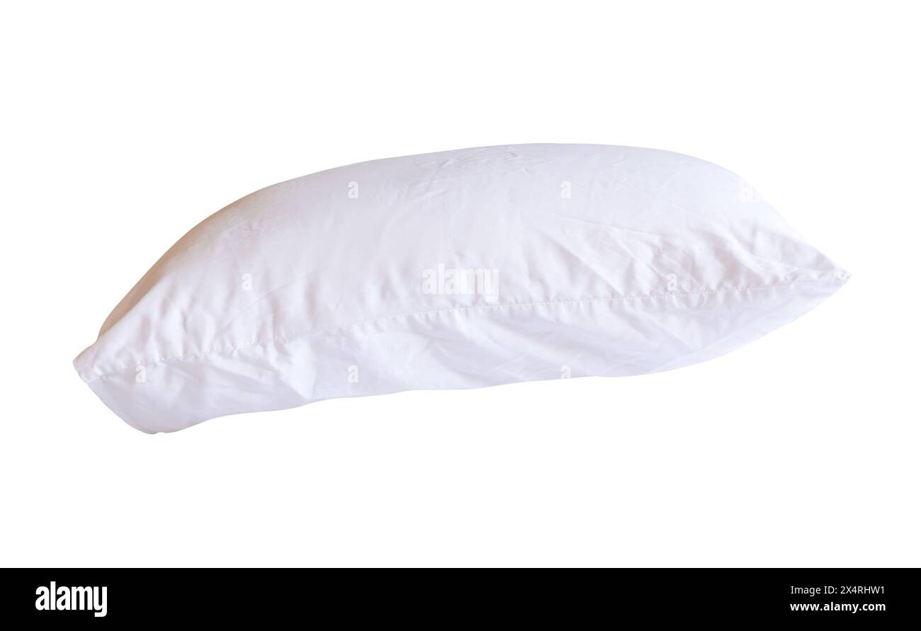 Seitenansicht des weißen Kopfkissens nach Gebrauch im Resort oder Hotelzimmer ist isoliert auf weißem Hintergrund mit Schneidepfad. Stockfoto