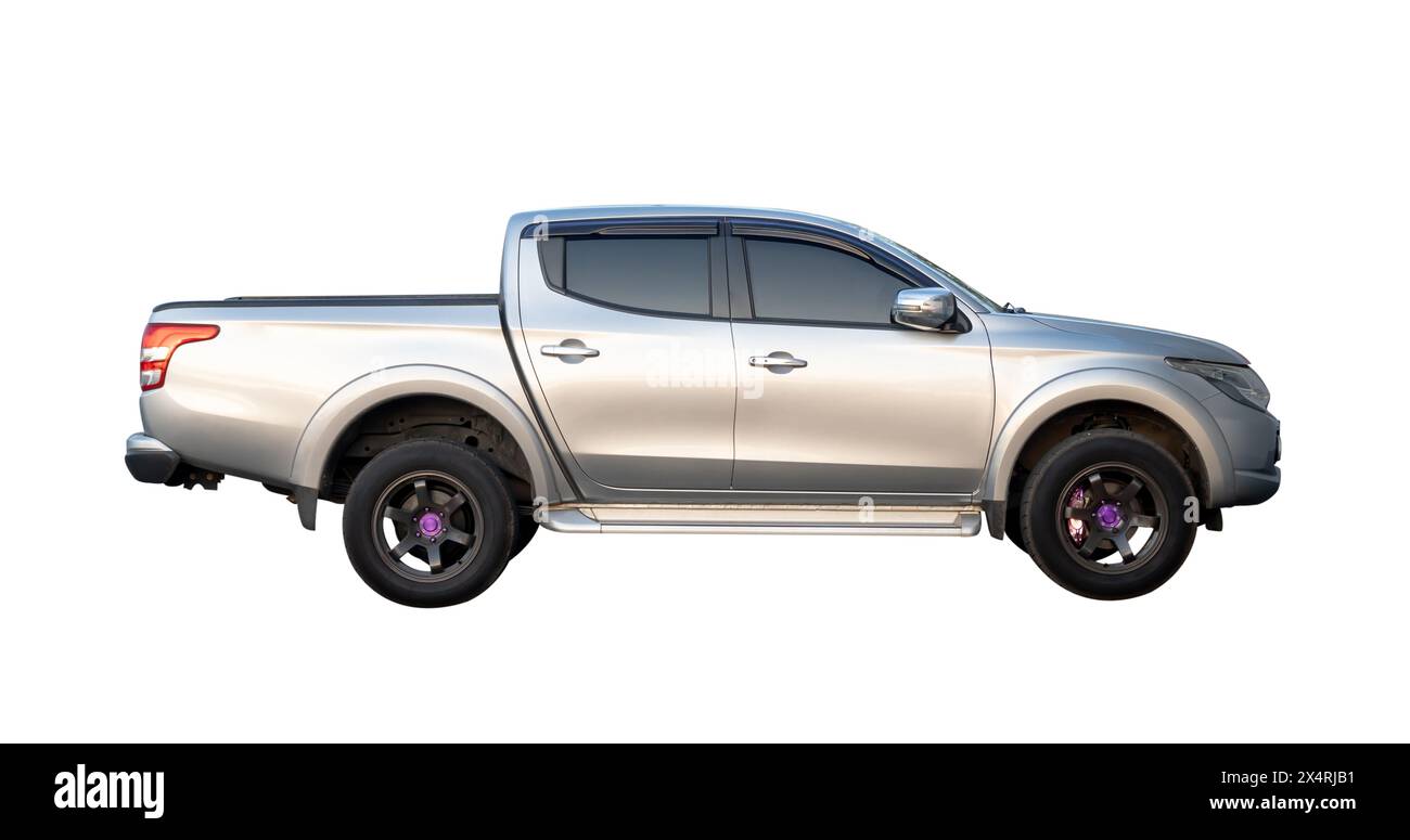 Die Seitenansicht des Pickup-Fahrzeugs aus Bronze ist auf weißem Hintergrund mit dem Schnittpfad isoliert. Stockfoto