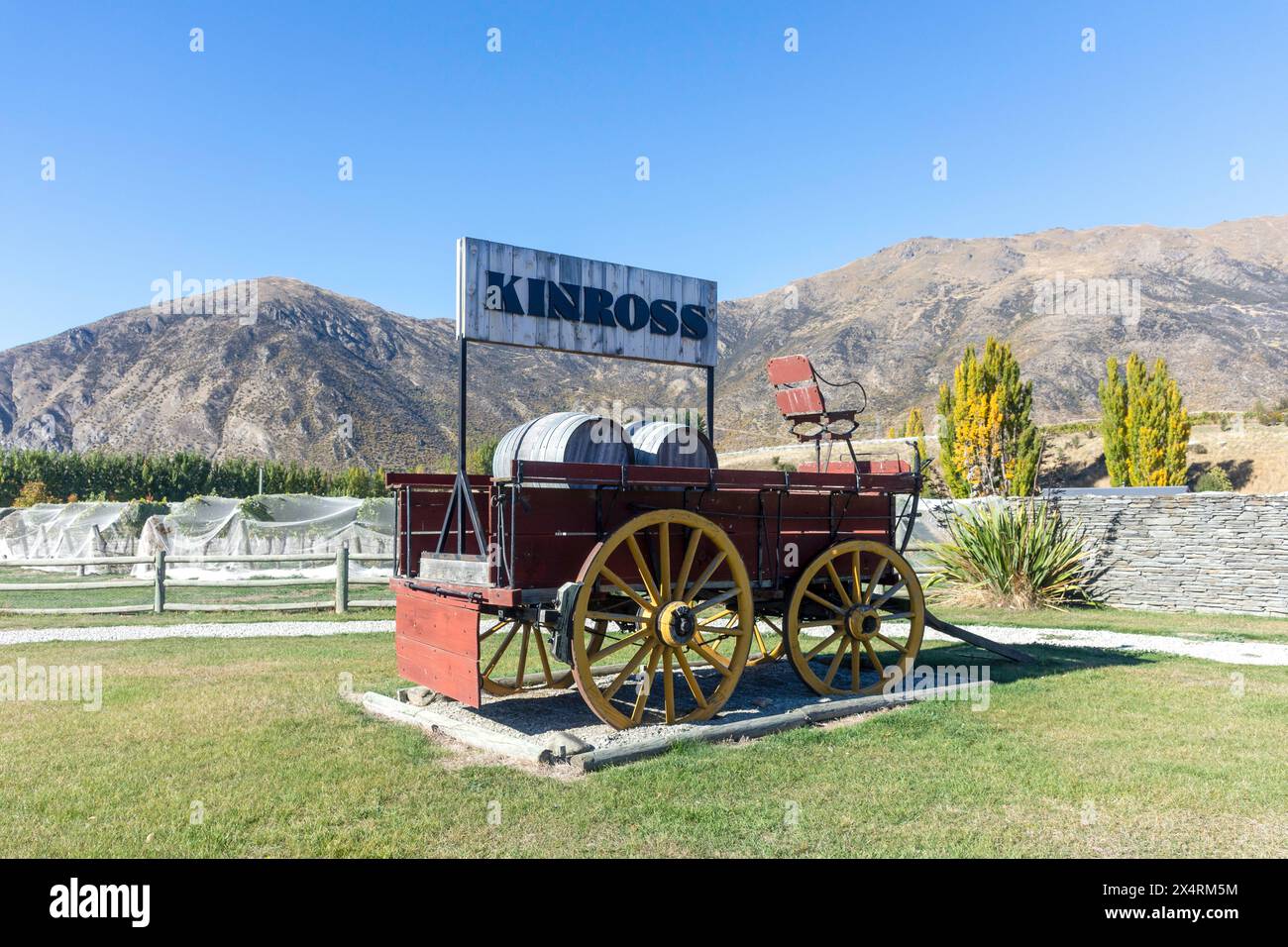 Wattenwagen am Eingang zu Kinross Winery & Cellar Door, Gibbston Highway, Queenstown, Central Otago, Otago, Südinsel, Neuseeland Stockfoto