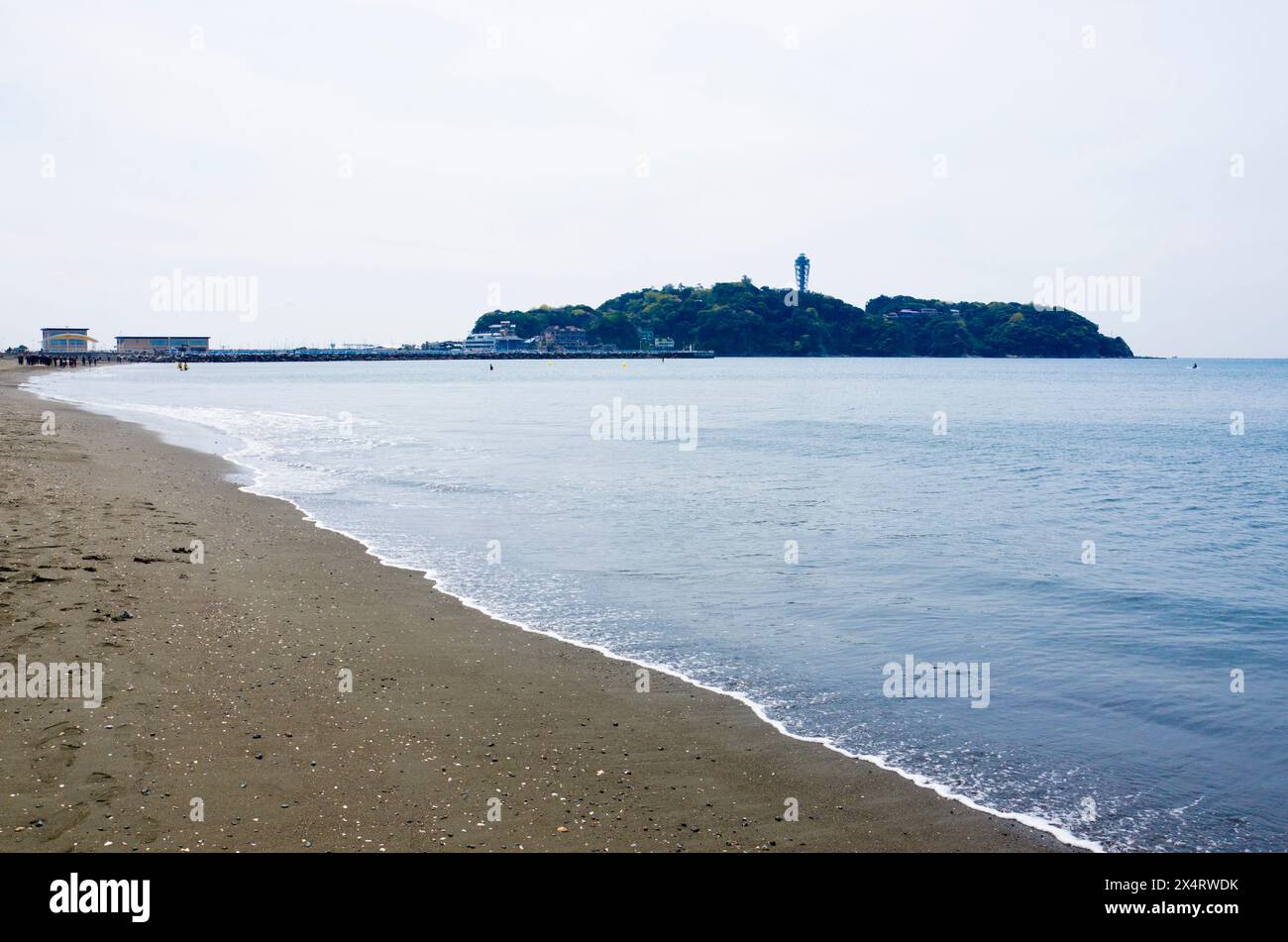 Fragment Torrent West Beach und Enoshima Island in Fujisawa, Präfektur Kanagawa, Kanto, Japan. Stockfoto