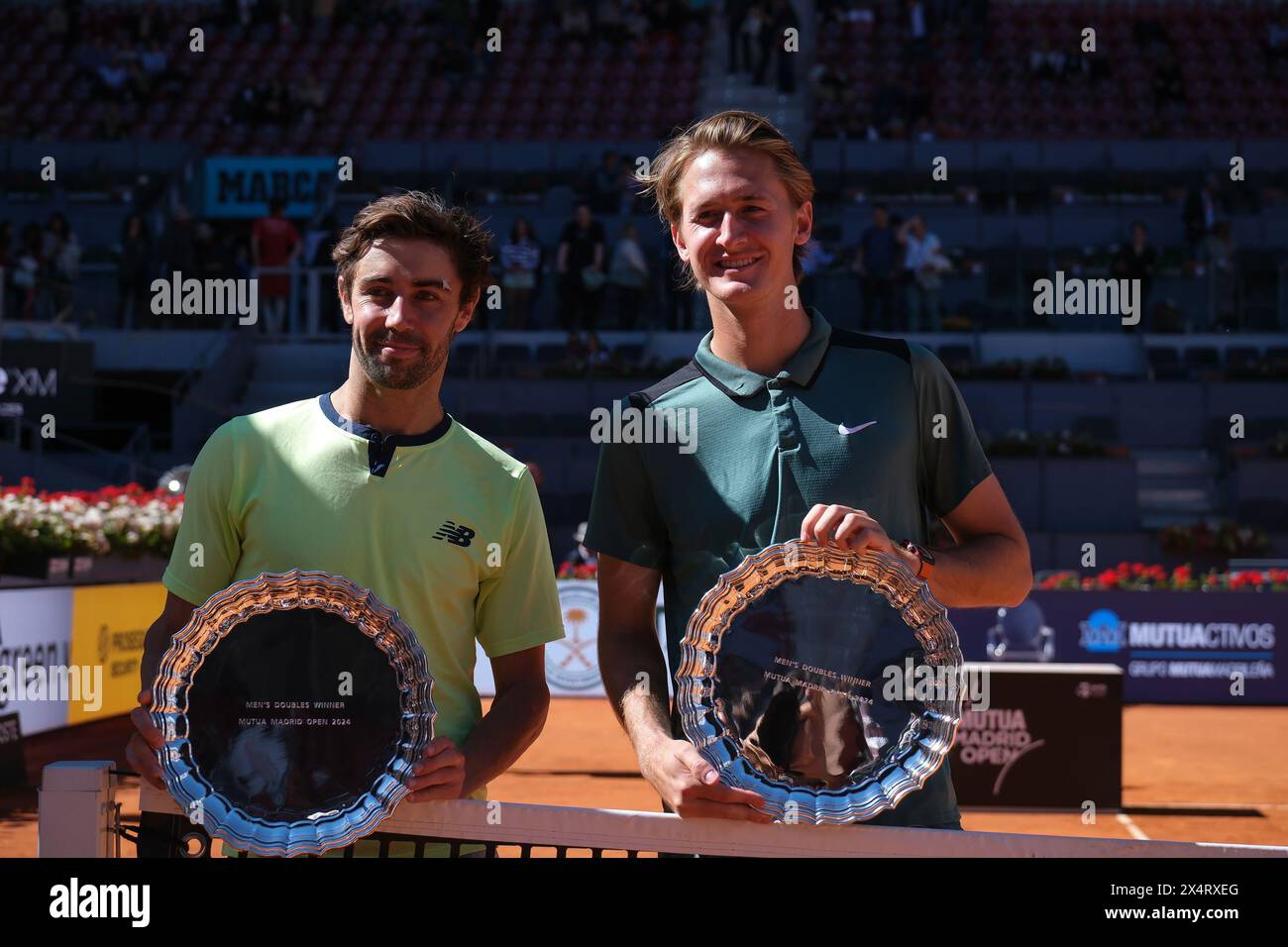 Jordan Thompson und Sebastian Korda posieren für ihre Mutua Madrid Open Herren-Doppel-Trophäen nach dem Sieg im Finale des Doppelspiels A Stockfoto