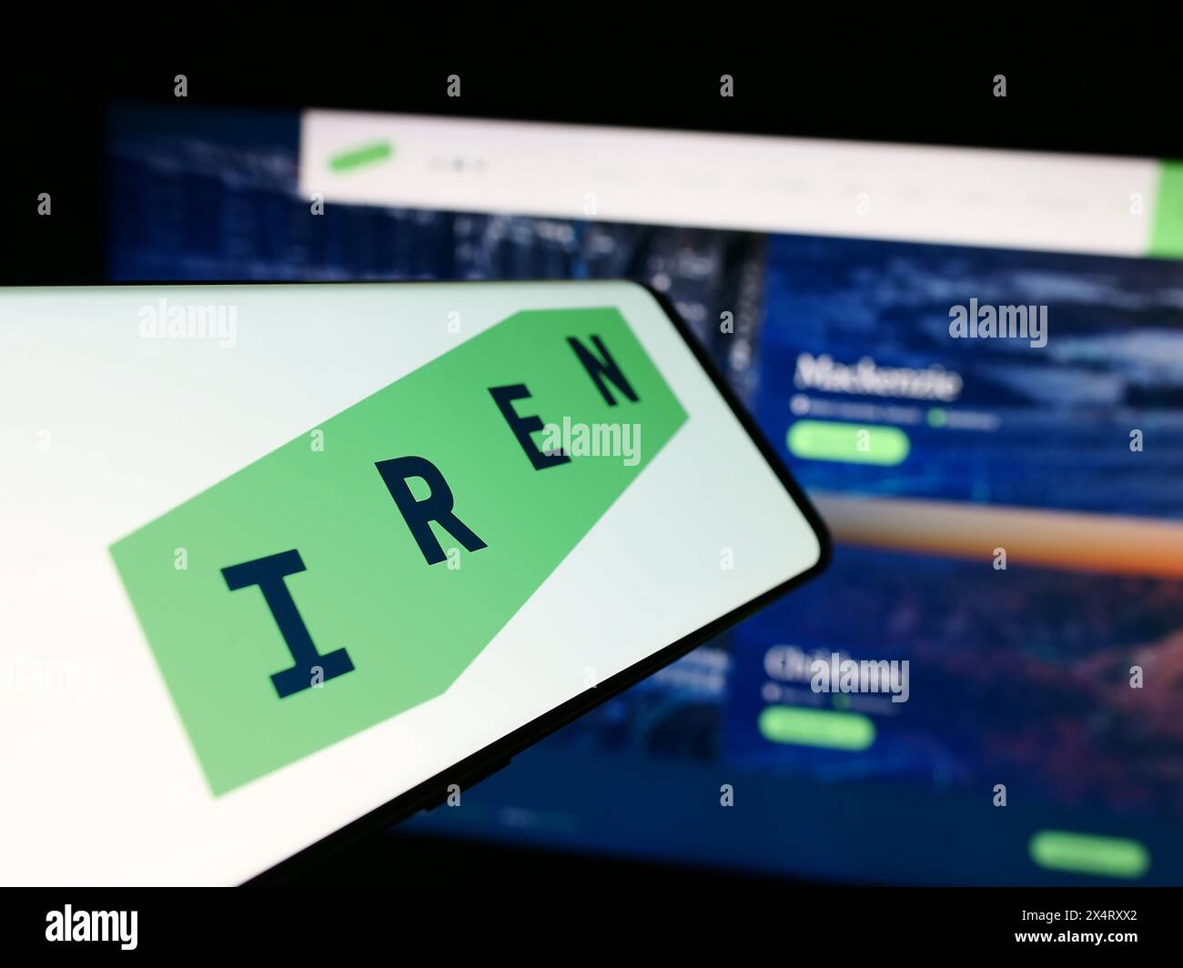 Mobiltelefon mit Logo des australischen Bitcoin-Bergbauunternehmens Iris Energy Ltd. (IREN) vor der Website. Konzentrieren Sie sich auf die Mitte des Telefondisplays. Stockfoto