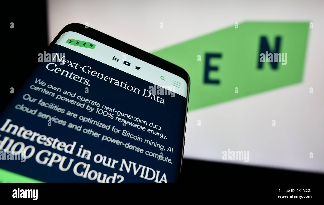 Smartphone mit Website des australischen Bitcoin-Bergbauunternehmens Iris Energy Ltd. (IREN) vor dem Logo. Fokussieren Sie sich oben links auf der Telefonanzeige. Stockfoto