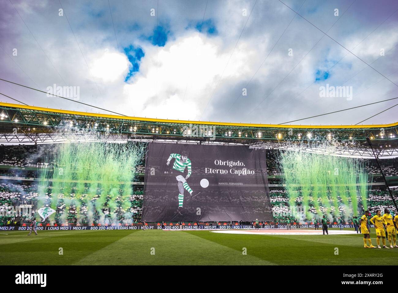 Lissabon, Portugal. Mai 2024. Das Sporting CP Stadion zollt dem ehemaligen Kapitän Manuel Fernandes Tribut, bevor das Liga Portugal Betclic Spiel zwischen Sporting CP und Portimonense SC im Estadio Jose Alvalade in Lissabon begann. (Endnote: Sporting CP 3 - 0 Portimonense SC) Credit: SOPA Images Limited/Alamy Live News Stockfoto